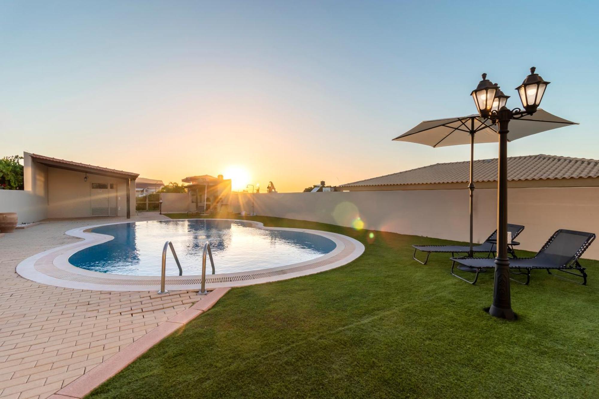 Villa With Private Pool & Jaccuzi Close The *