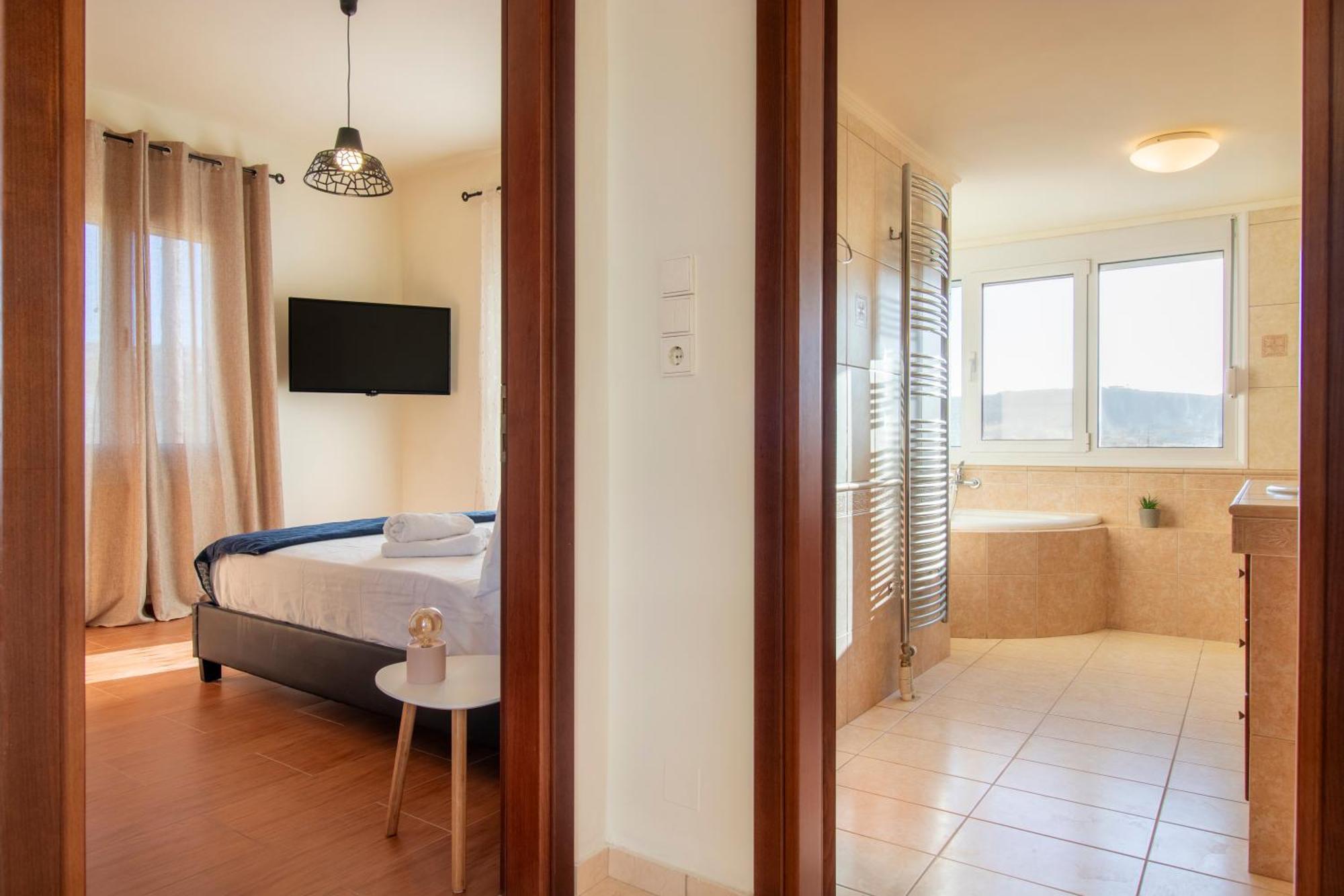 With Private Pool & Jaccuzi Close The Villa Héraklion
