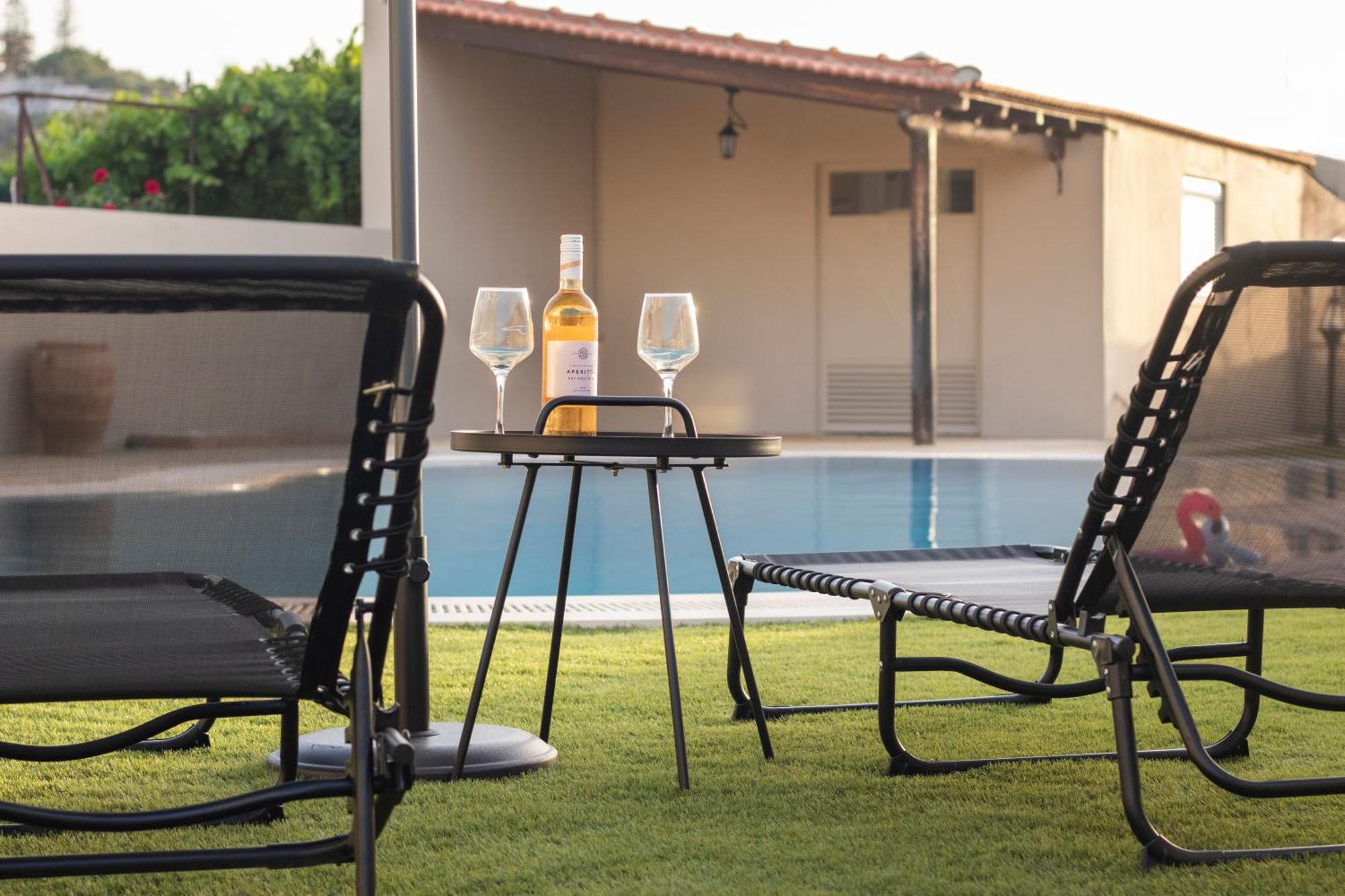 With Private Pool & Jaccuzi Close The Villa Héraklion