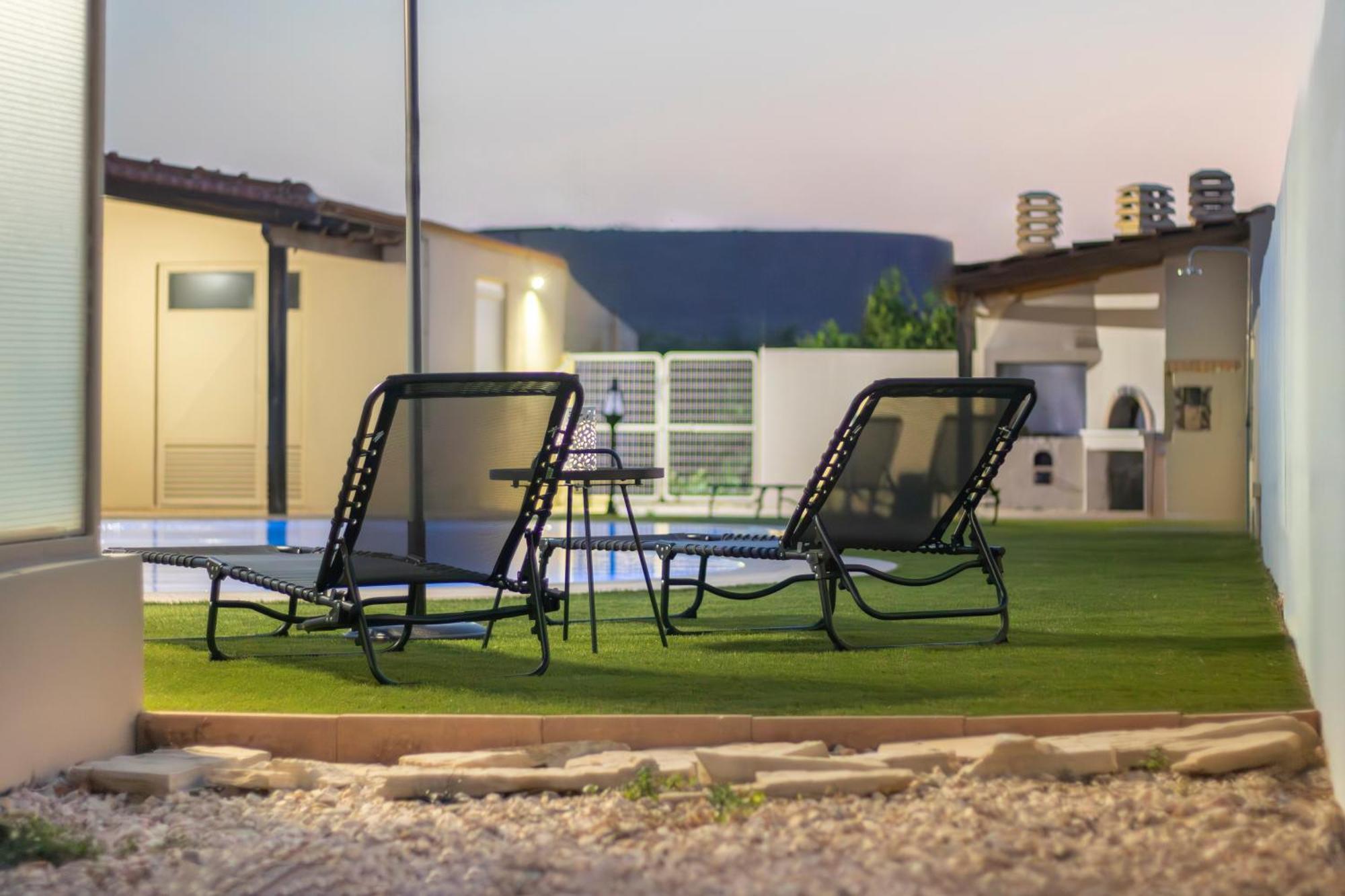 Villa With Private Pool & Jaccuzi Close The *