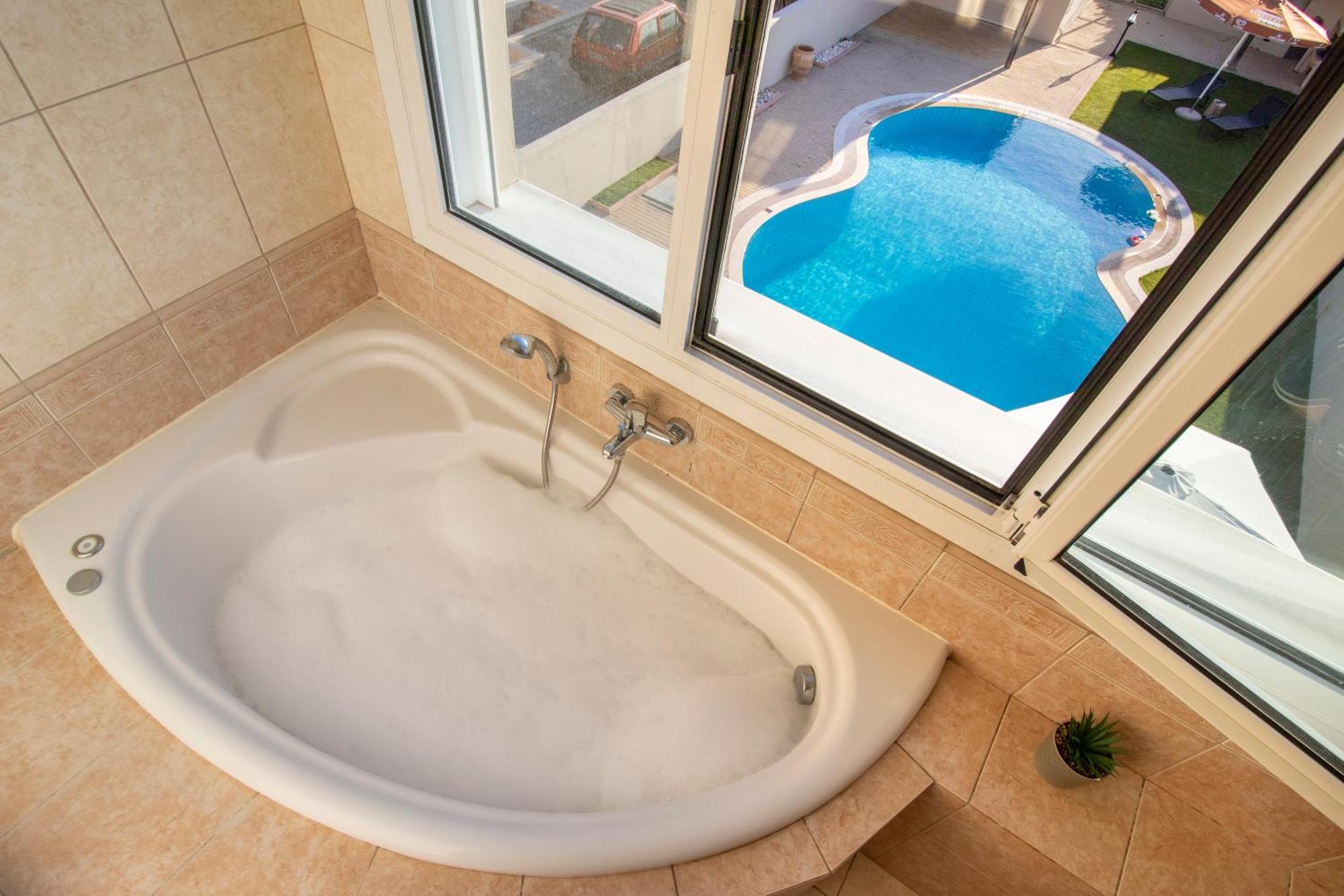 With Private Pool & Jaccuzi Close The