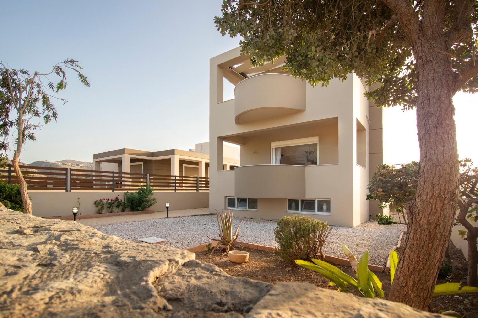 With Private Pool & Jaccuzi Close The Villa Héraklion