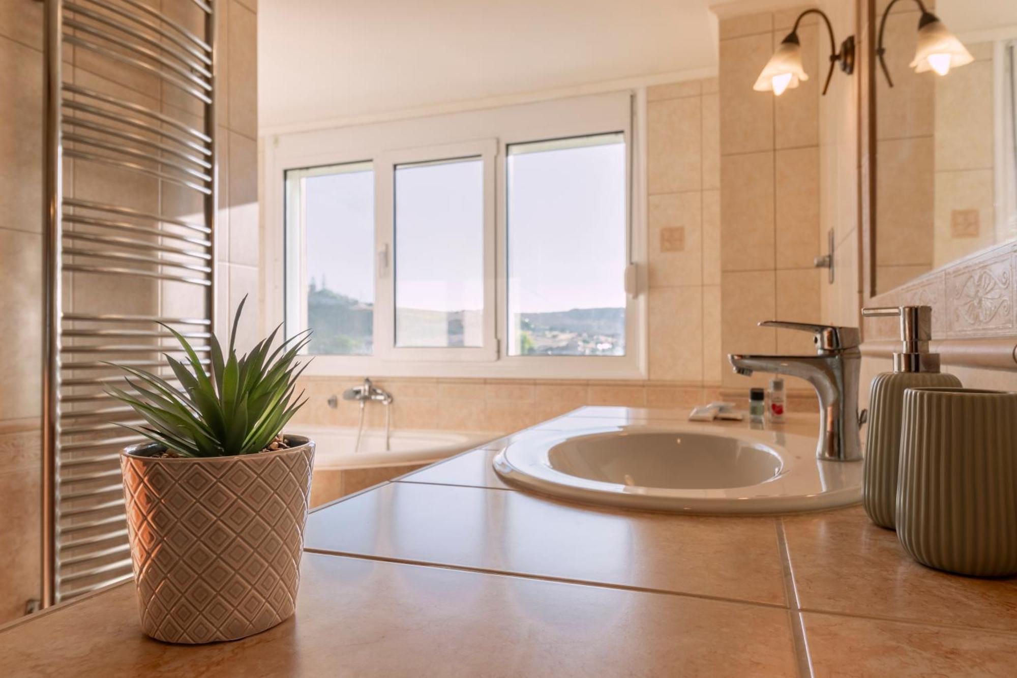 Villa With Private Pool & Jaccuzi Close The